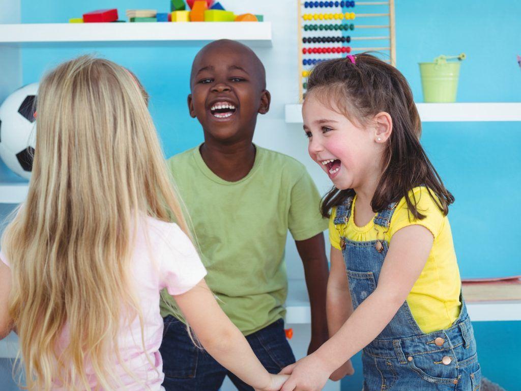 Imagen de tres niños jugando en una escuela - Estrategias de marketing creativas y confiables para su negocio que realmente funcionan - Imagen