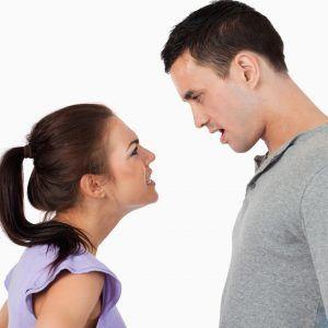 Imagen de una mujer y un hombre peleando - Estrategias de marketing creativo confiables para tu negocio que realmente funcionan - Imagen